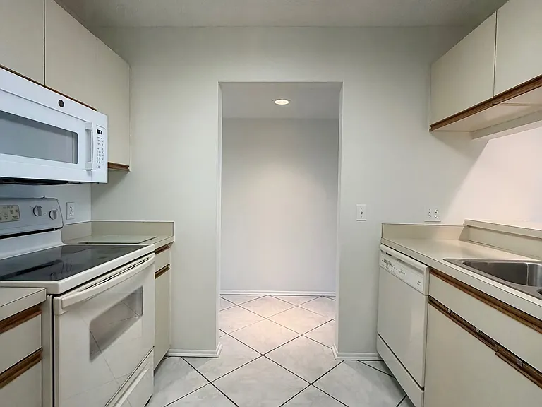 Kitchen w/ pantry!