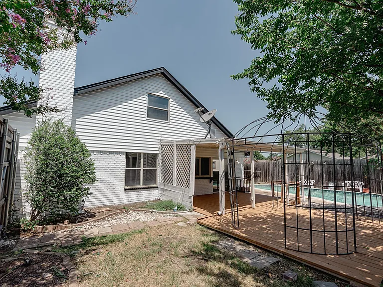 2027 Lucerne Cir — Photo 33