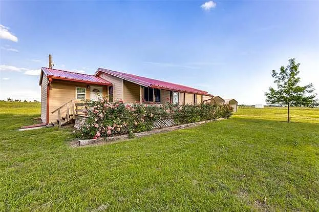 2528 Private Road 5101 — Photo 2