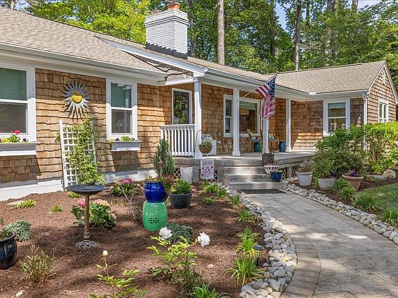 3rd image of 832 Cardinal Rd