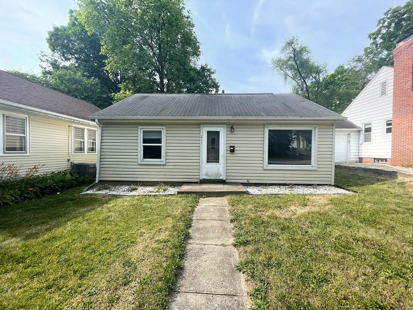 3 bedroom, 1 bathroom and detached garage! — Photo 3