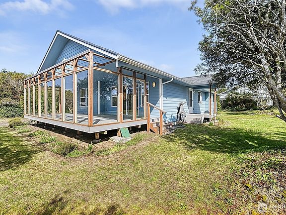 4th image of 376 Sand Dune Avenue SW
