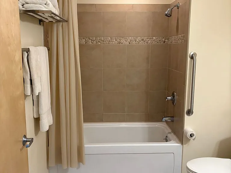 4730 Holiday Dr #201 — Photo 24