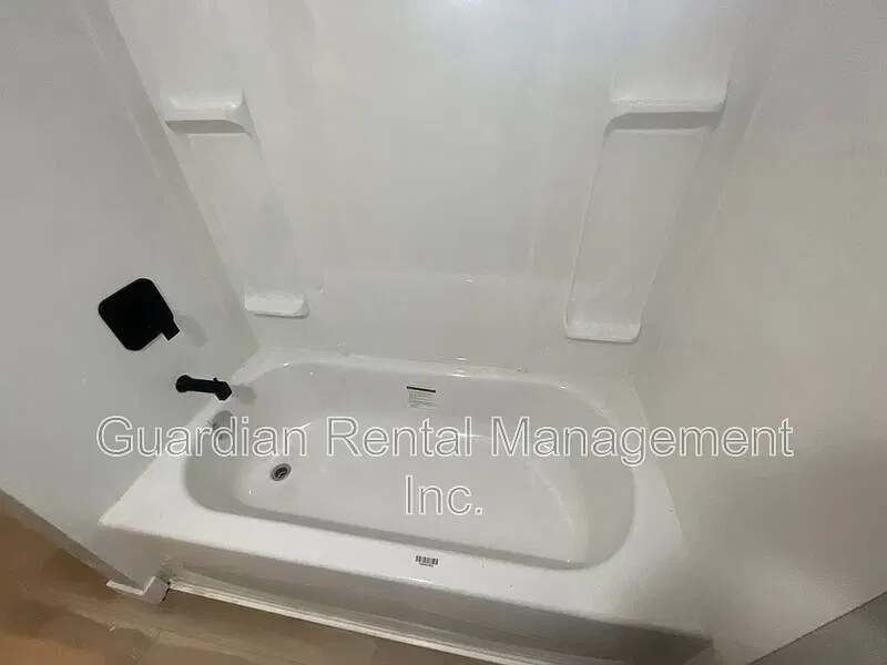 2 bed, 1.0 bath, $1,800 — Photo 4