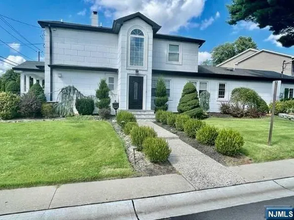 4 Bredder Ct, Elmwood Park, NJ 07407