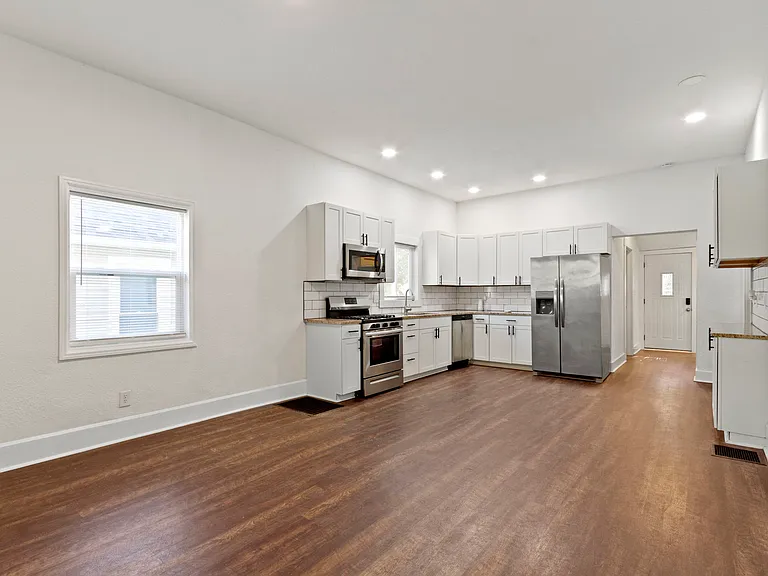1413 S State Ave — Photo 8