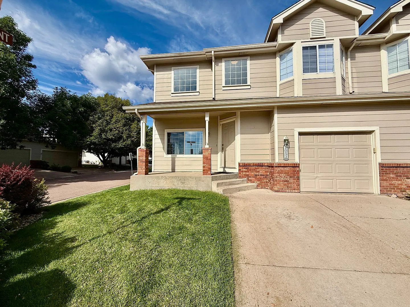 Beautiful 2 Bedroom Townhome- Minutes from Fort Carson — Photo 1