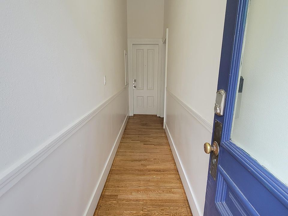 Hallway to 191A (on right), 191B, straight