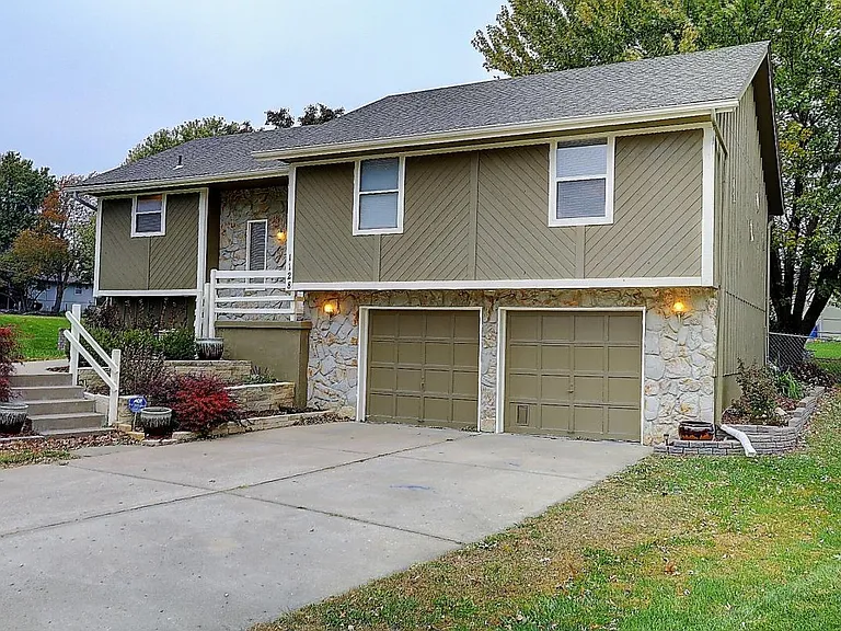 1128 NE Barnes Dr — Photo 2