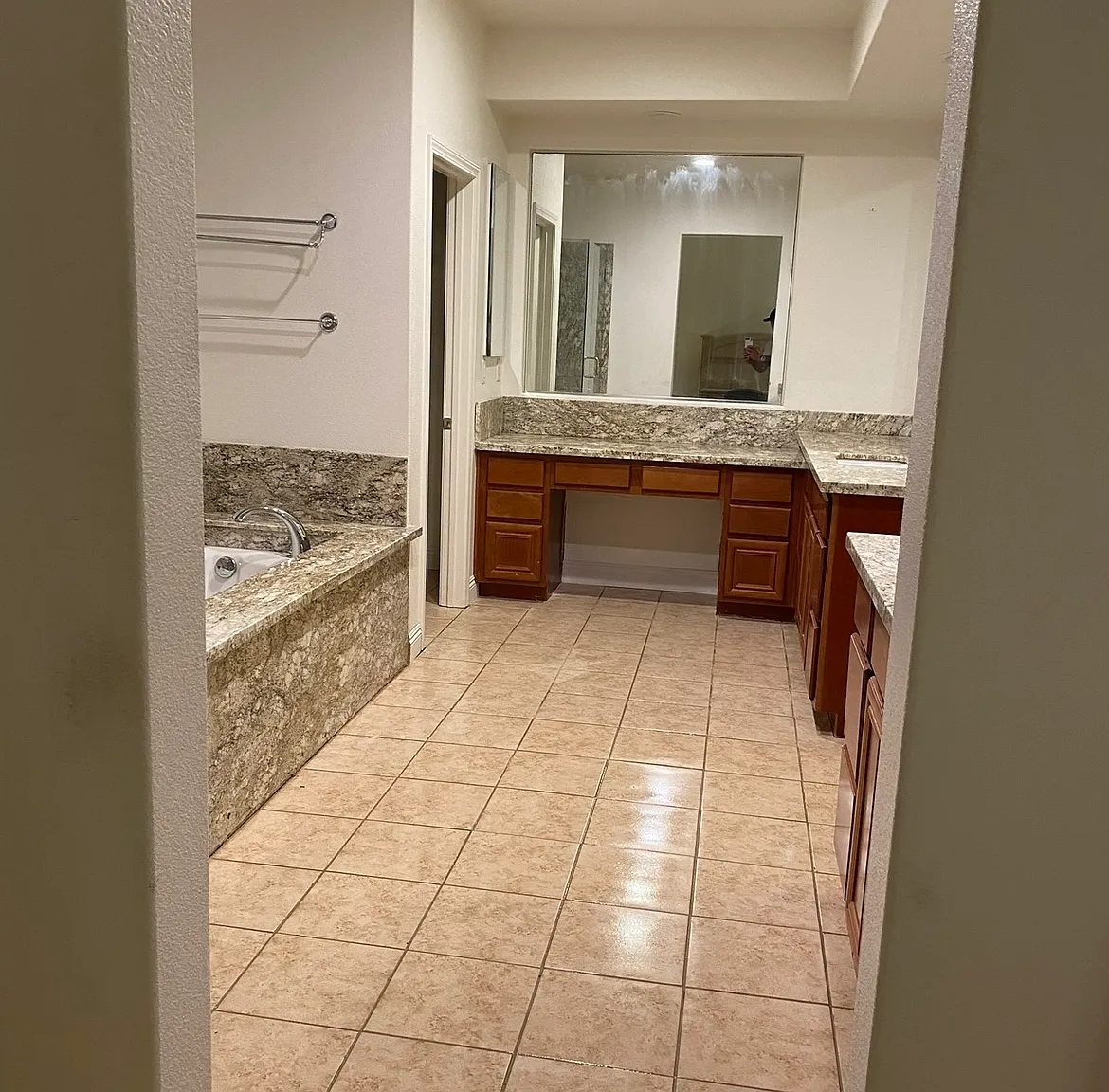1 bed, 888 sqft, $1,599 — Photo 3