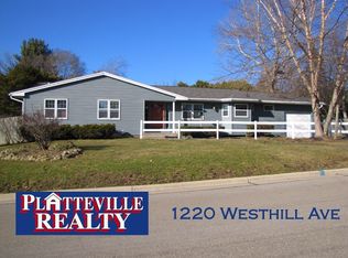 1220 W Hill Ave, Platteville, WI 53818