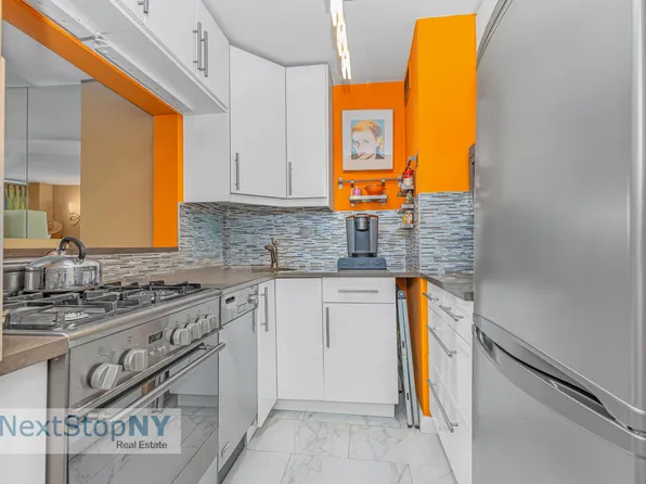 245 East 54th Street image 3 of 10