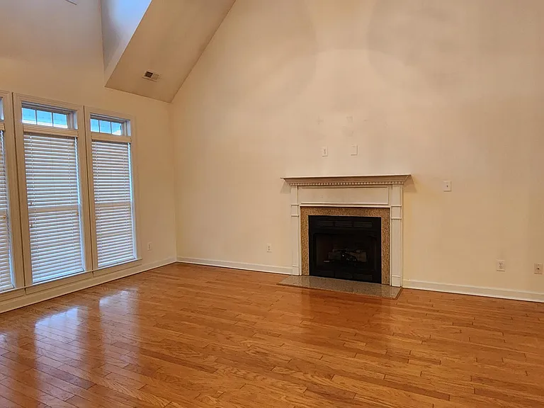 302 Savannah Dr — Photo 6
