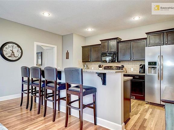 5th image of 932 SW Loula Dr