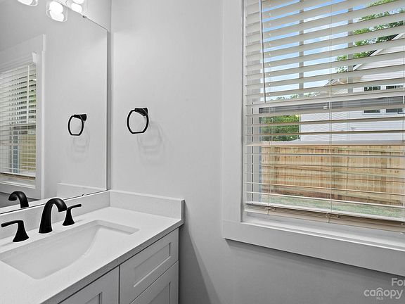 4th image of 1036 Gaston Ave