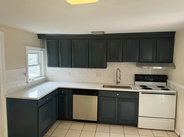 47 Oak St #B, Windsor Locks, CT 06096