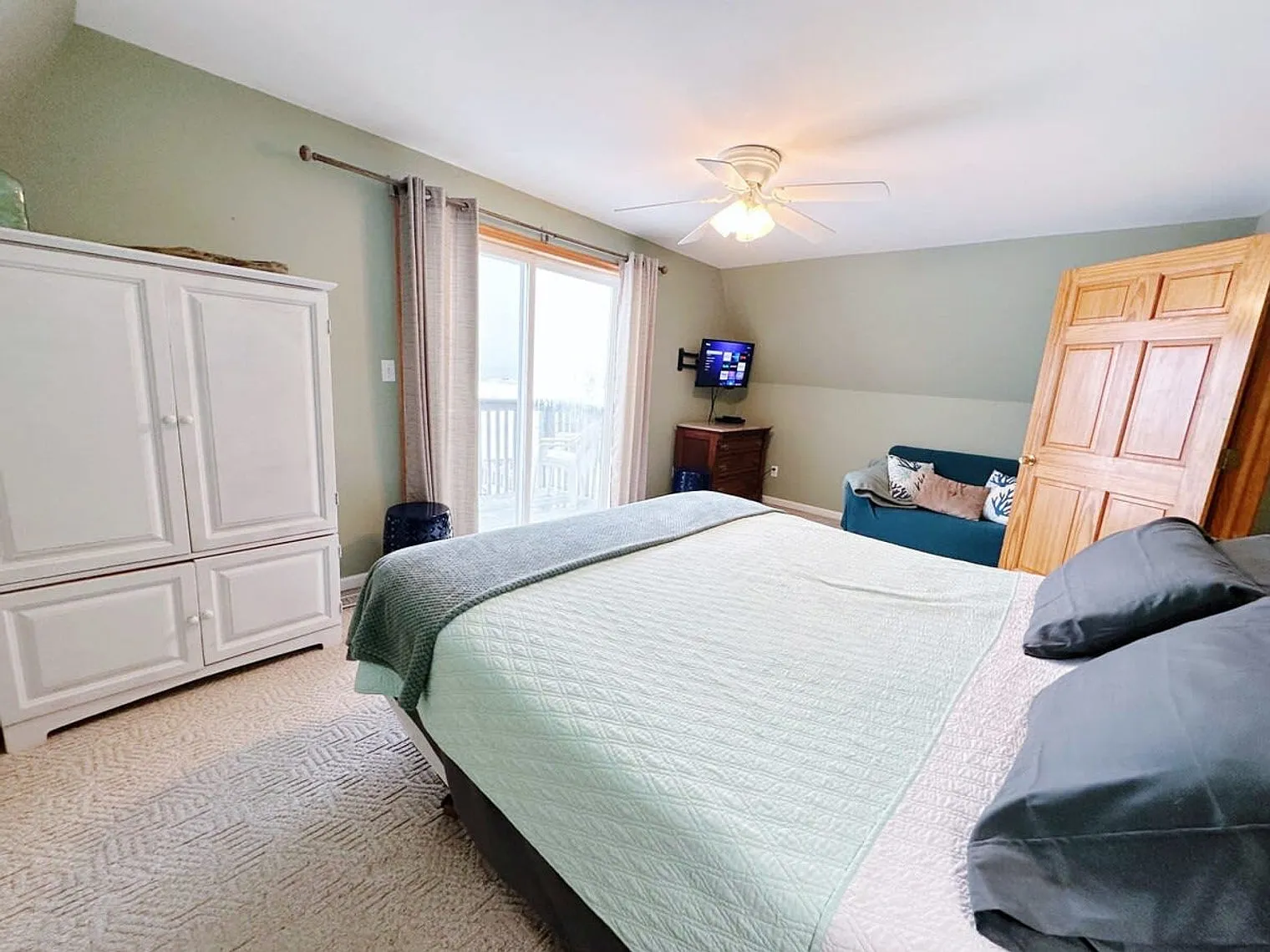 2 bed, 1.0 bath, 893 sqft, $1,300 — Photo 3