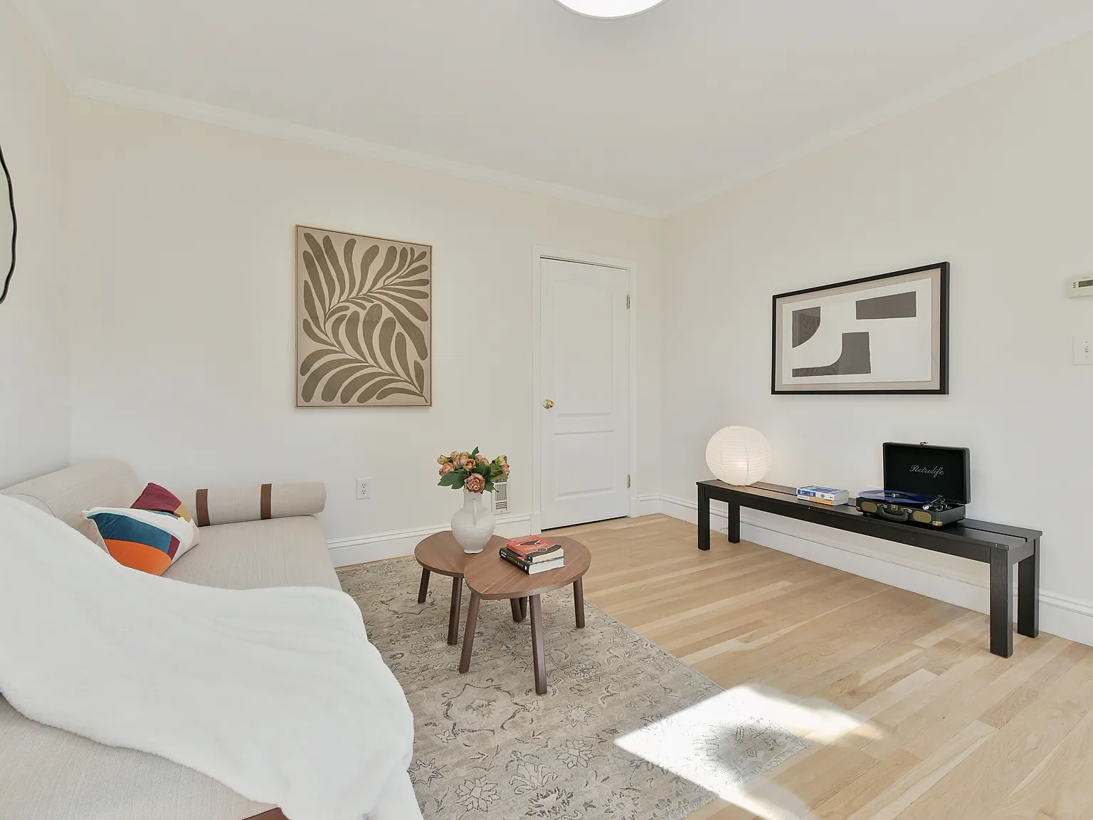 3 bed, 892 sqft, $3,100 — Photo 3