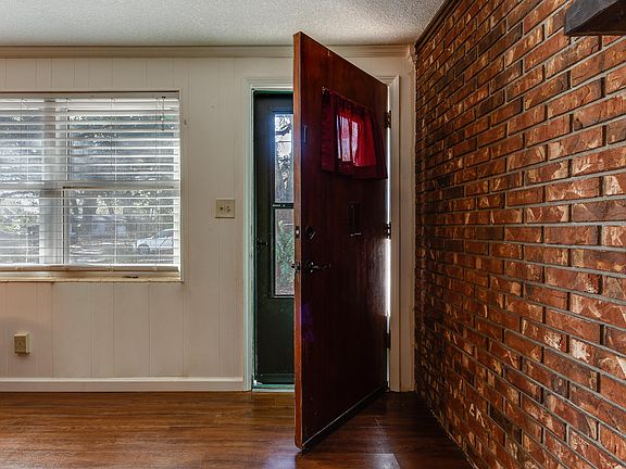 3rd image of 427 E PARKWOOD Drive