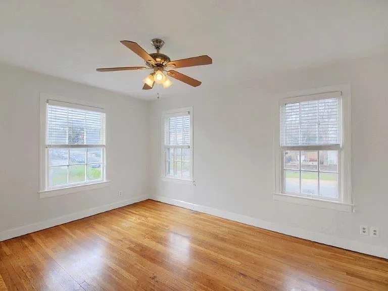 3211 Tom Green St — Photo 2