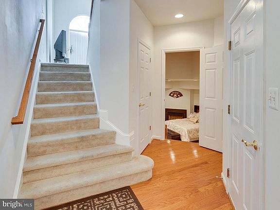 3rd image of 4668 Carisbrooke Ln
