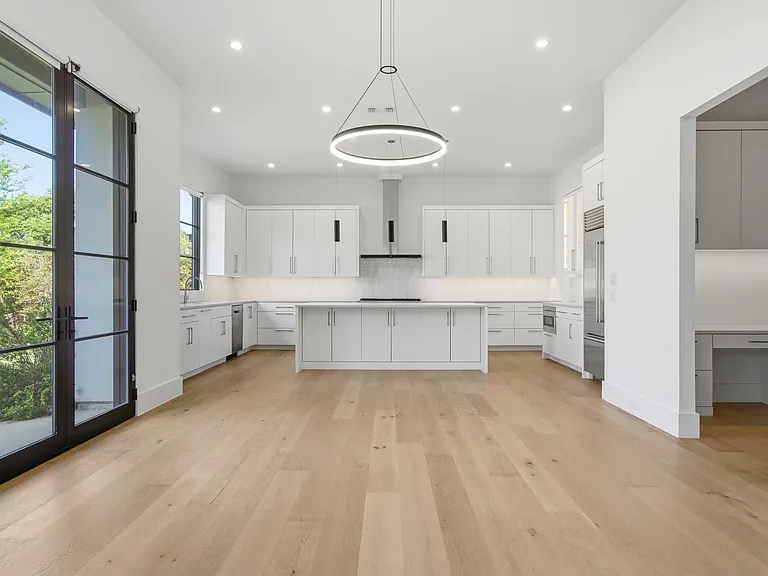 9855 Kingsway Ave — Photo 11