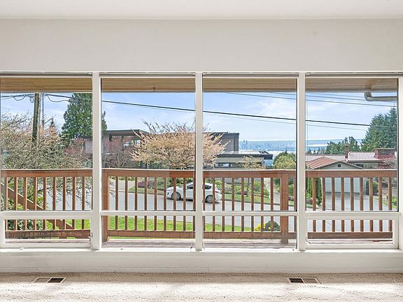 4th image of 234 Rondoval Cres