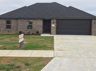 805 Almond St, Gravette, AR 72736