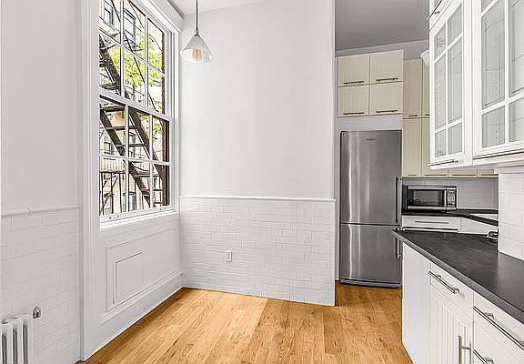 5th image of 3 E 9th St APT 2F