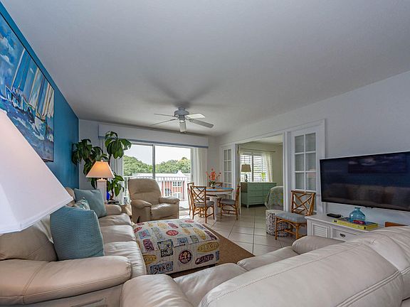 4th image of 855 Dahlia Ln