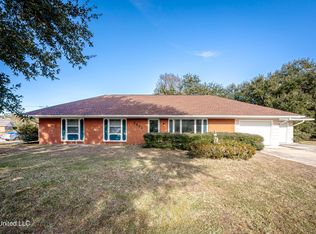 2601 Parkwood Pl, Ocean Springs, MS 39564