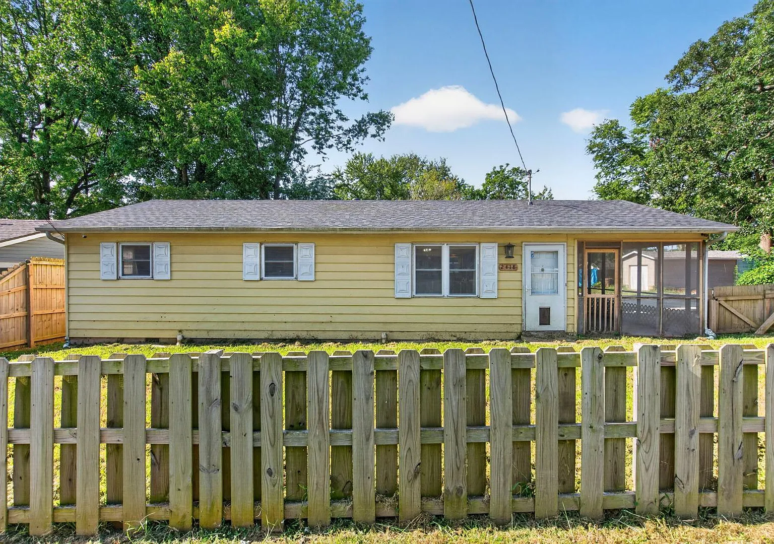 2418 W Lynn St — Photo 2