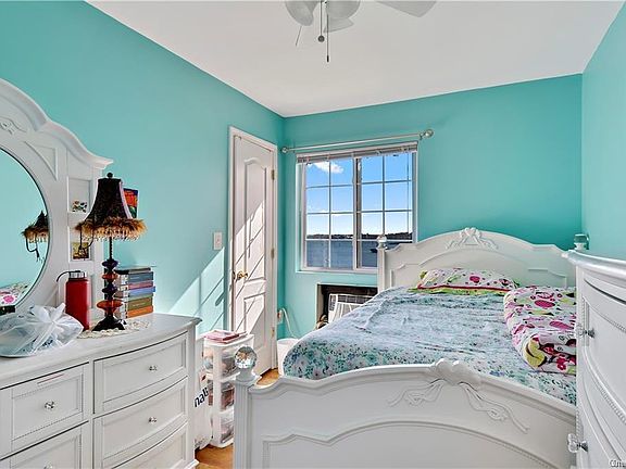 4th image of 208 Betts Ave #A