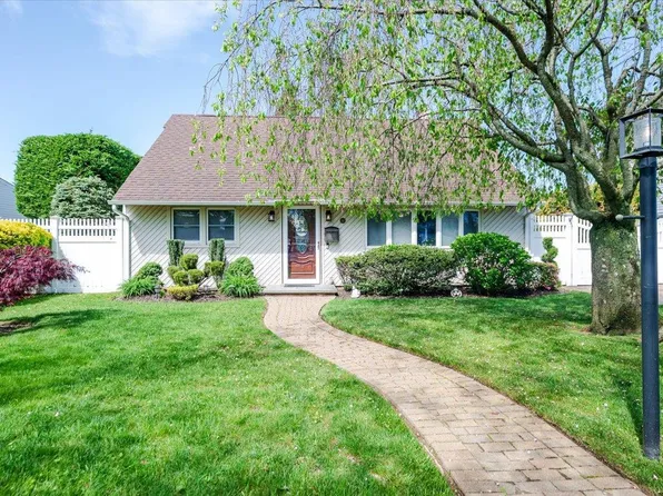 16 Roxbury Lane, Massapequa, NY 11758