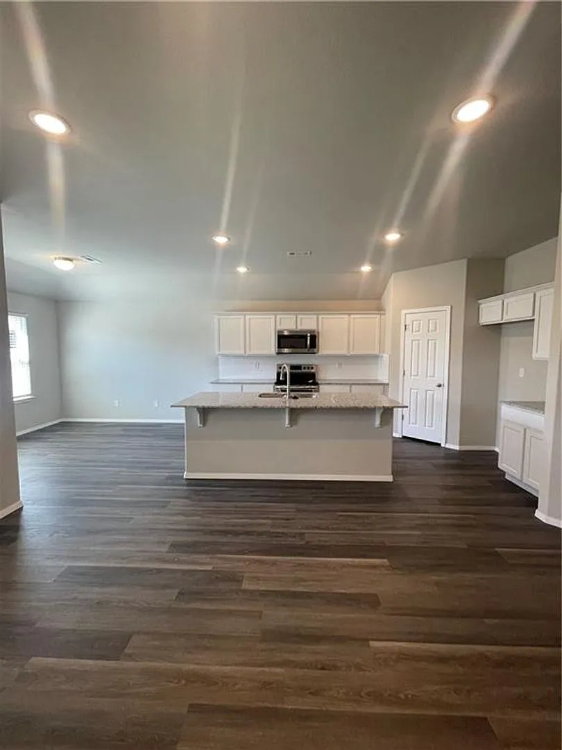 Stylish 3-Bedroom Home with Open Layout & Pet-Friendly Fenced Yard — Photo 2