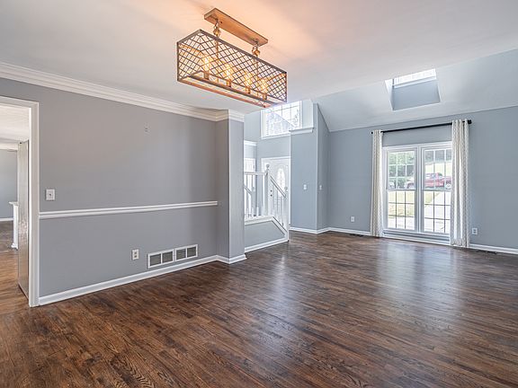 3rd image of 1321 Yorktown Cir