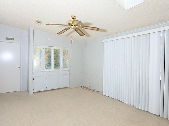 3rd image of 916 Balsam St