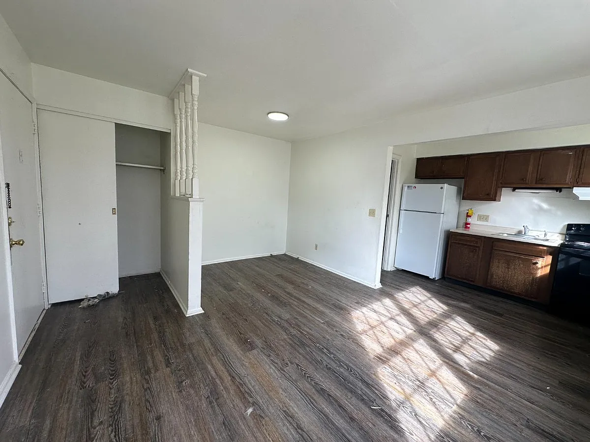 Unit Photo - 325 W High St #10