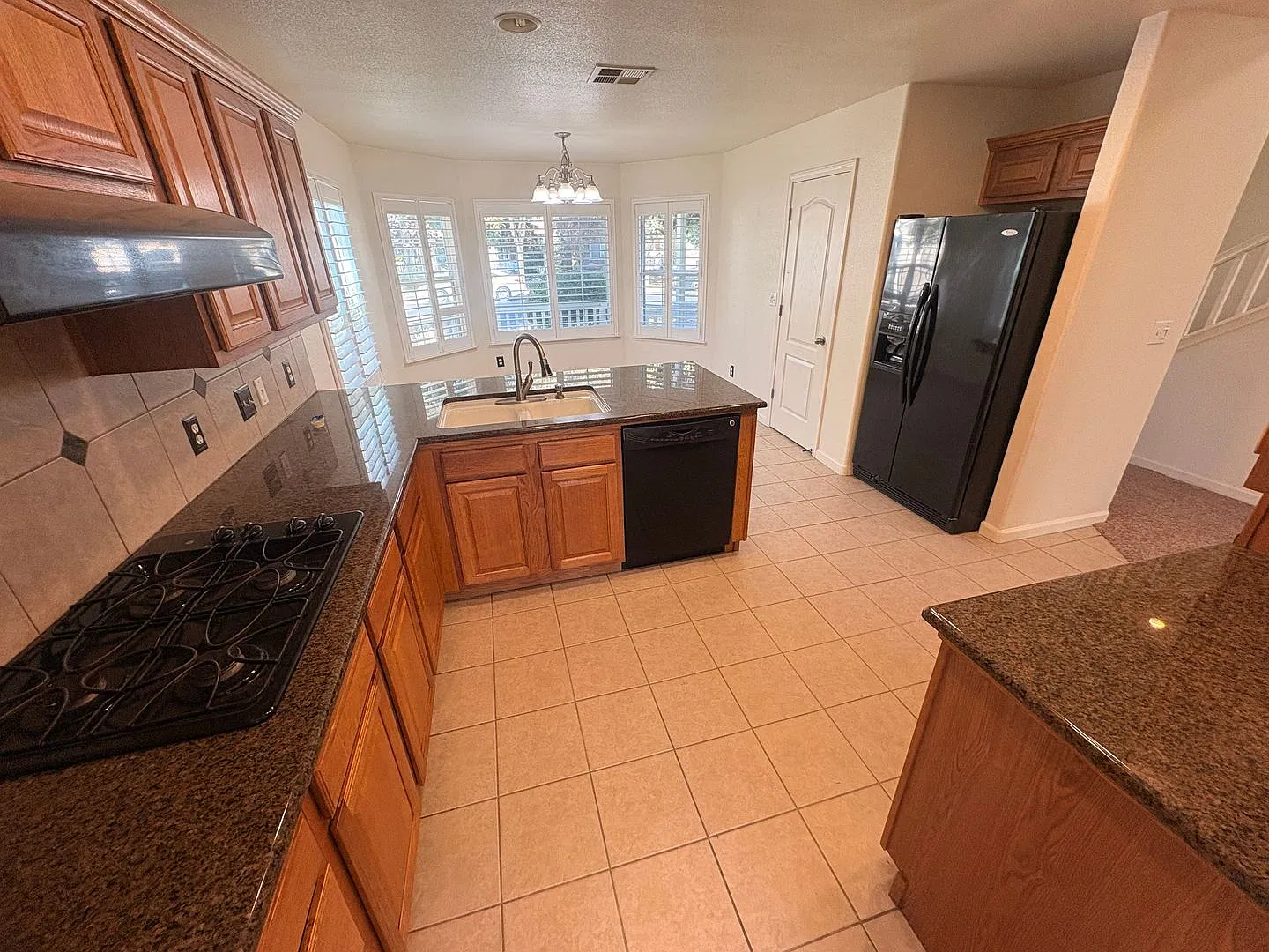 Beautiful 4 bedroom, 3 bathroom home in Visalia — Photo 4