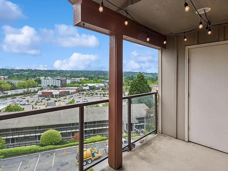 Balcony w/ storage