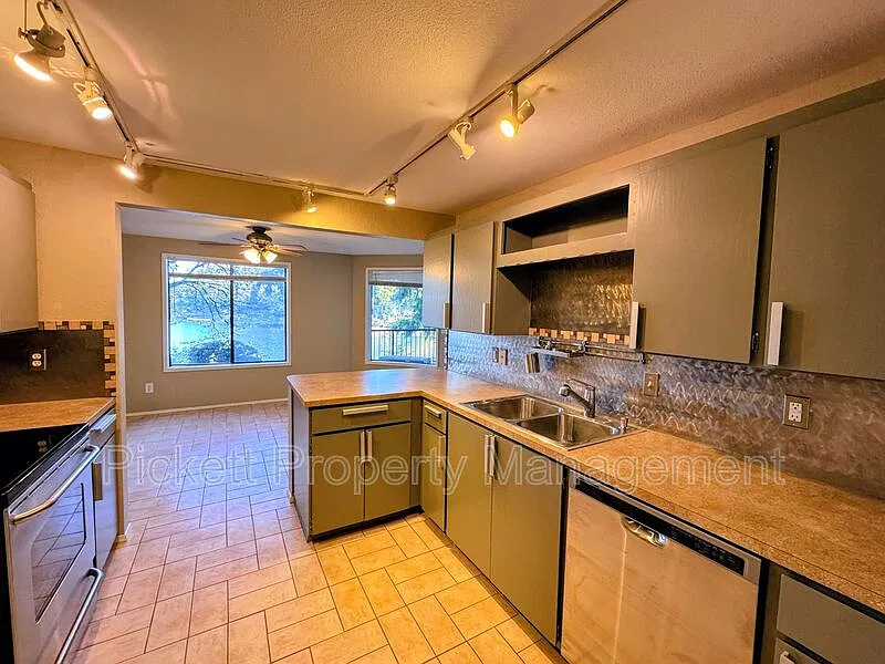 3 bed, 2.0 bath, 1325 sqft, $2,000 — Photo 3