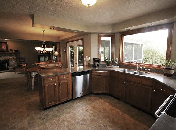 4th image of 5238 Brockton Dr