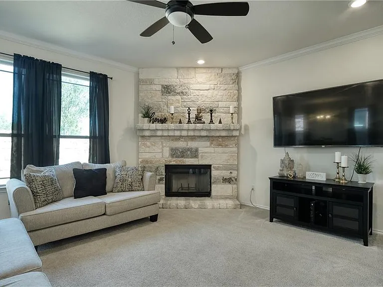521 Bradford Ln — Photo 37