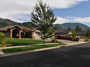 2333 Overland Dr, Grants Pass, OR 97527