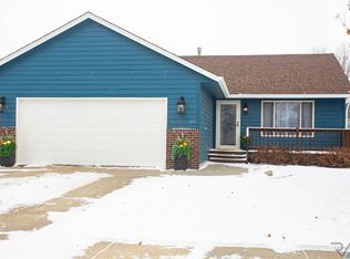 613 Perry Ln, Harrisburg, SD 57032