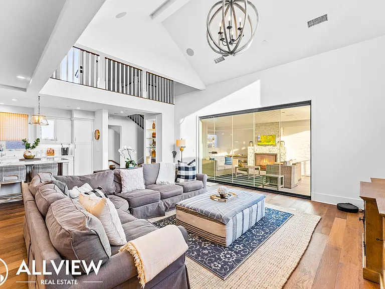 411 1/2 Heliotrope Ave — Photo 5