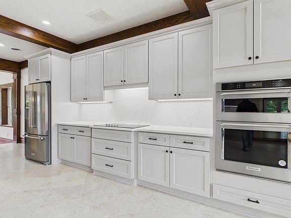 4th image of 85 Evergreen Ln