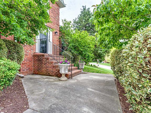 2nd image of 2004 Cascade Falls Ln