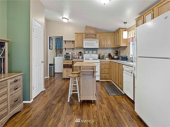 Spacious Kitchen, room for "office area".
