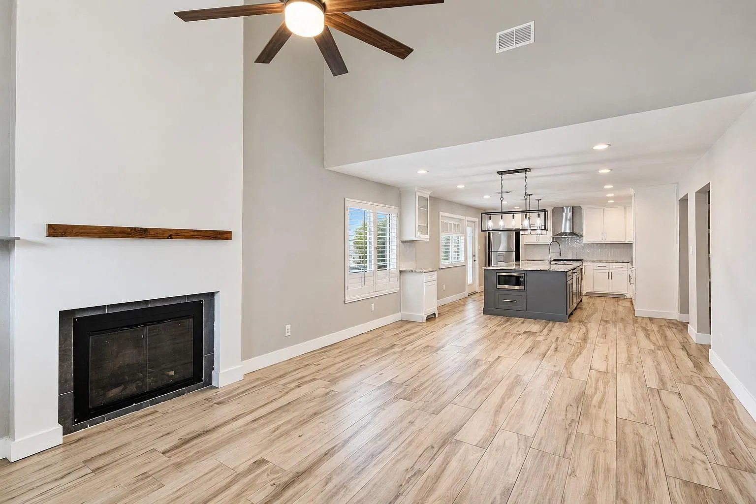 3 bed, 2.0 bath, 1551 sqft, $2,200 — Photo 3